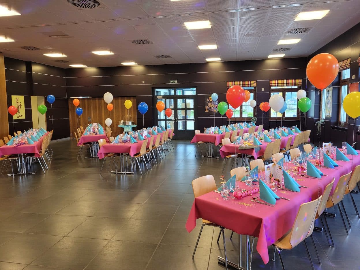 Tables colorées et ballons pour un anniversaire d'enfant
