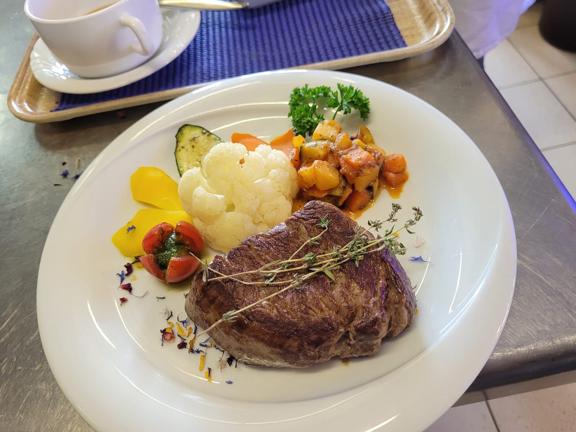 Pièce de bœuf, bouquet de légumes et pommes de terre