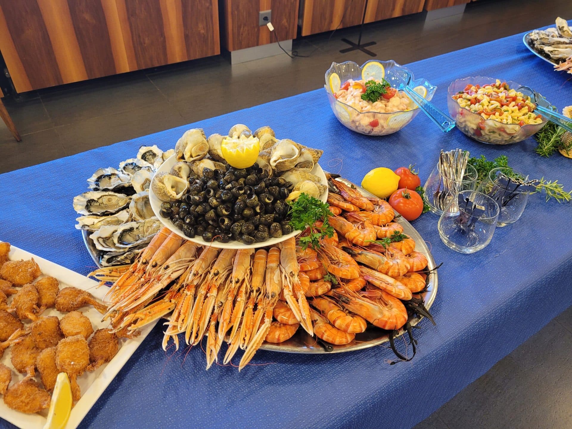 Plateau de langoustines, huîtres et moules du buffet de la mer