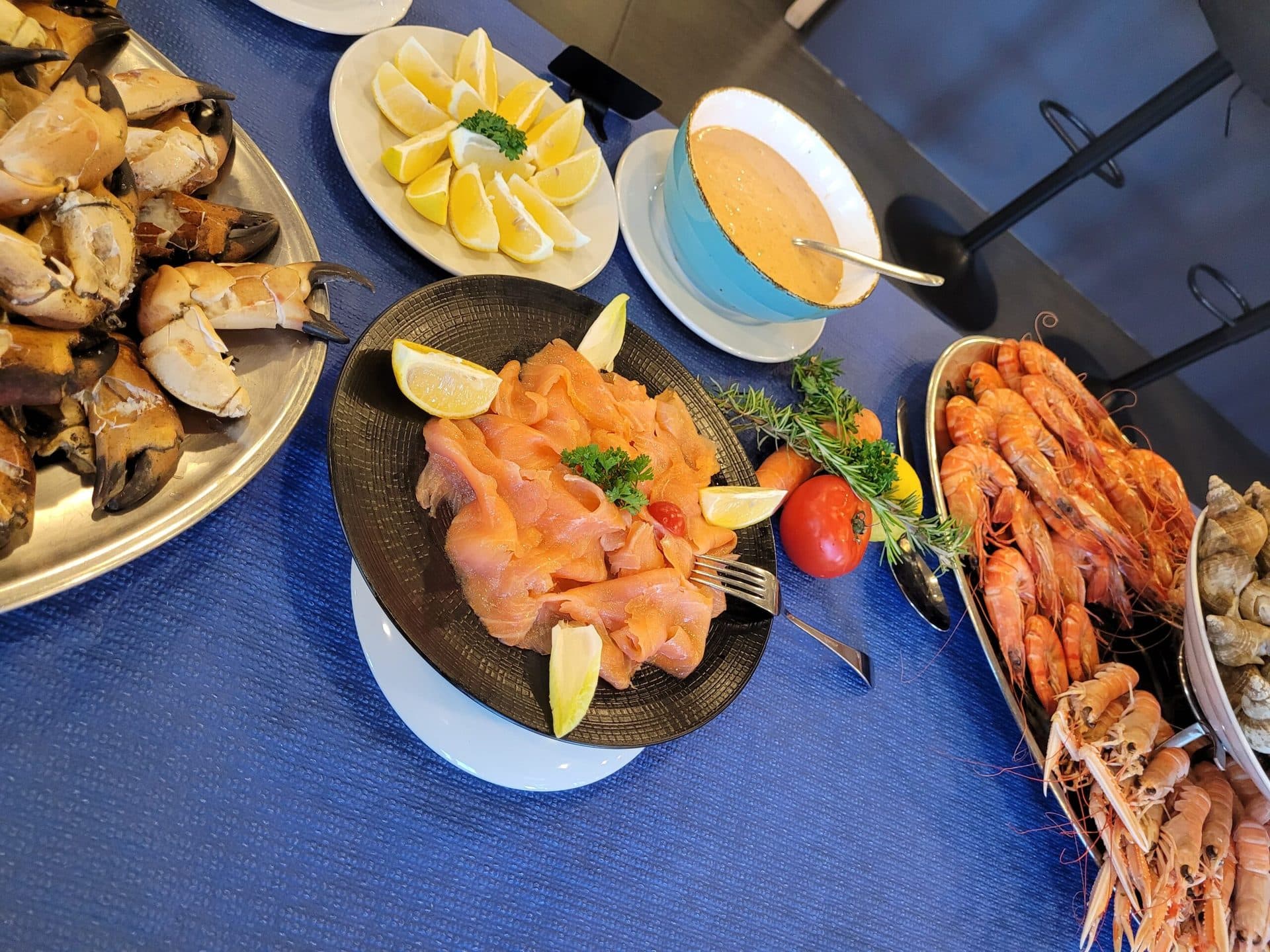 Saumon fumé et crustacés dressés sur le buffet