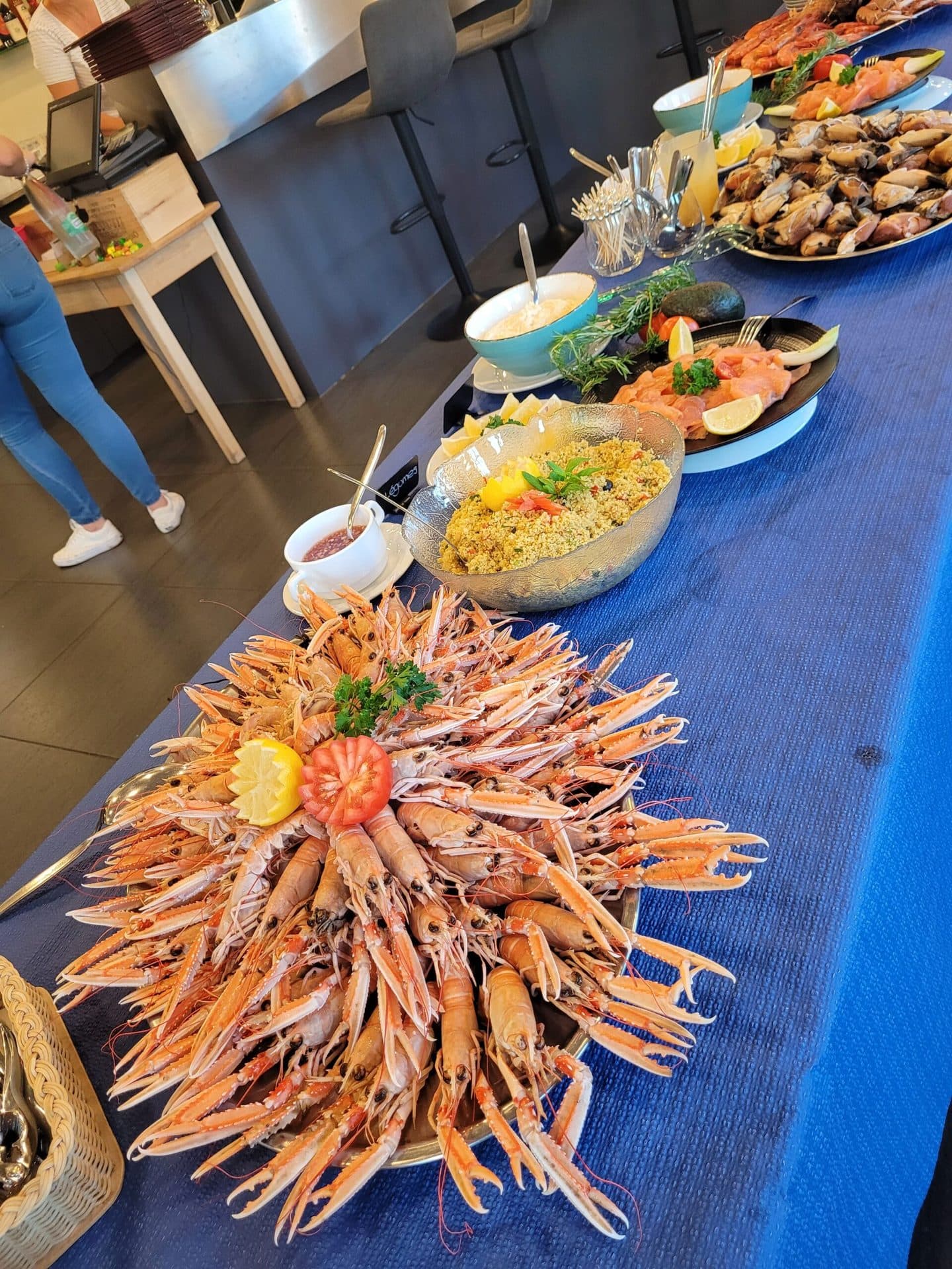 Langoustines en éventail sur la table bleue du buffet