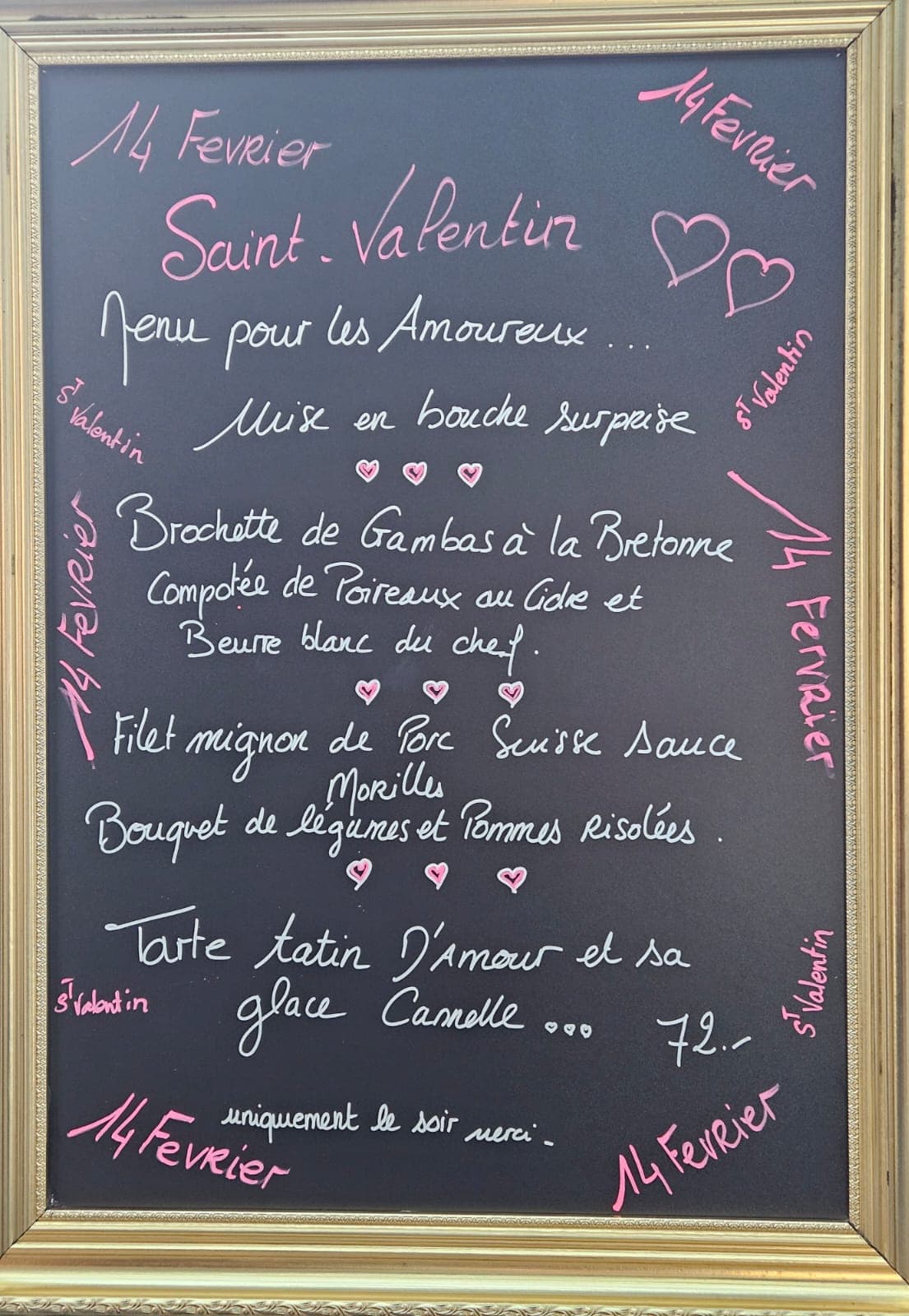 Menu du jour écrit à la craie sur l'ardoise de la maison