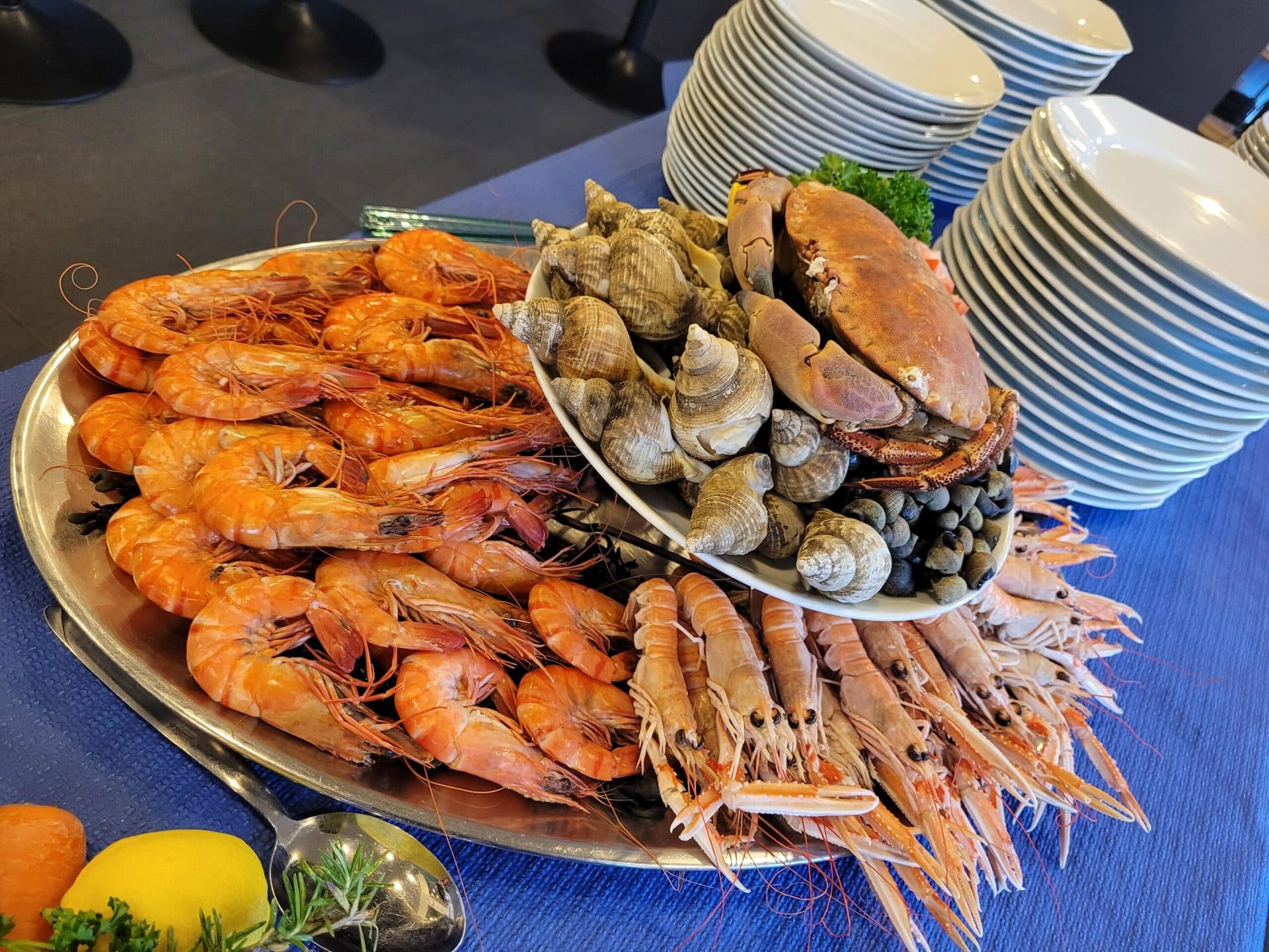 Grand plateau de crevettes, langoustines et coquillages