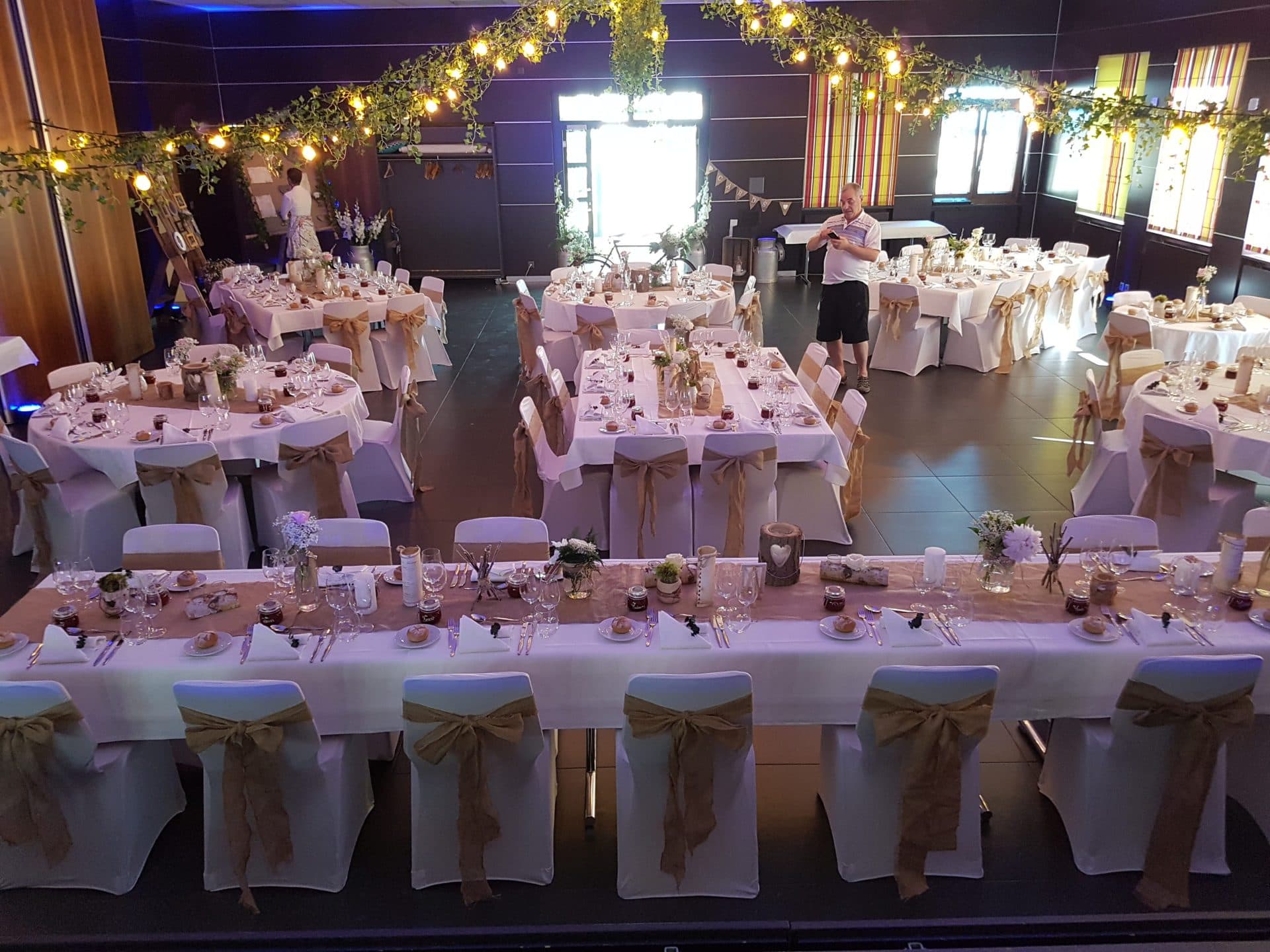 Soirée de mariage sous les guirlandes lumineuses